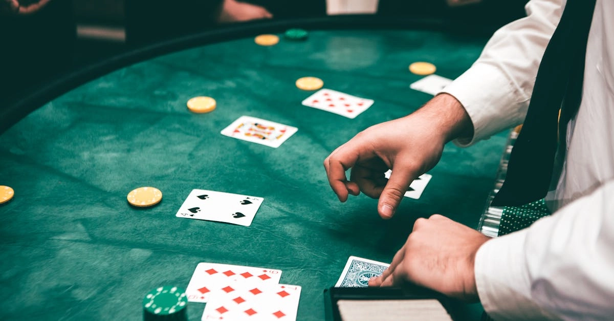 Карты и фишки для игры в блэкджек на столе казино